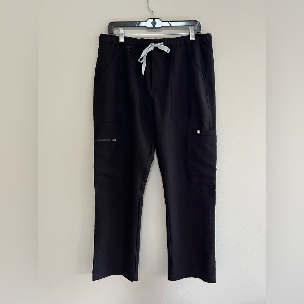 FIGS Men's Cairo Cargo Scrub Pants in Black, Large/Short